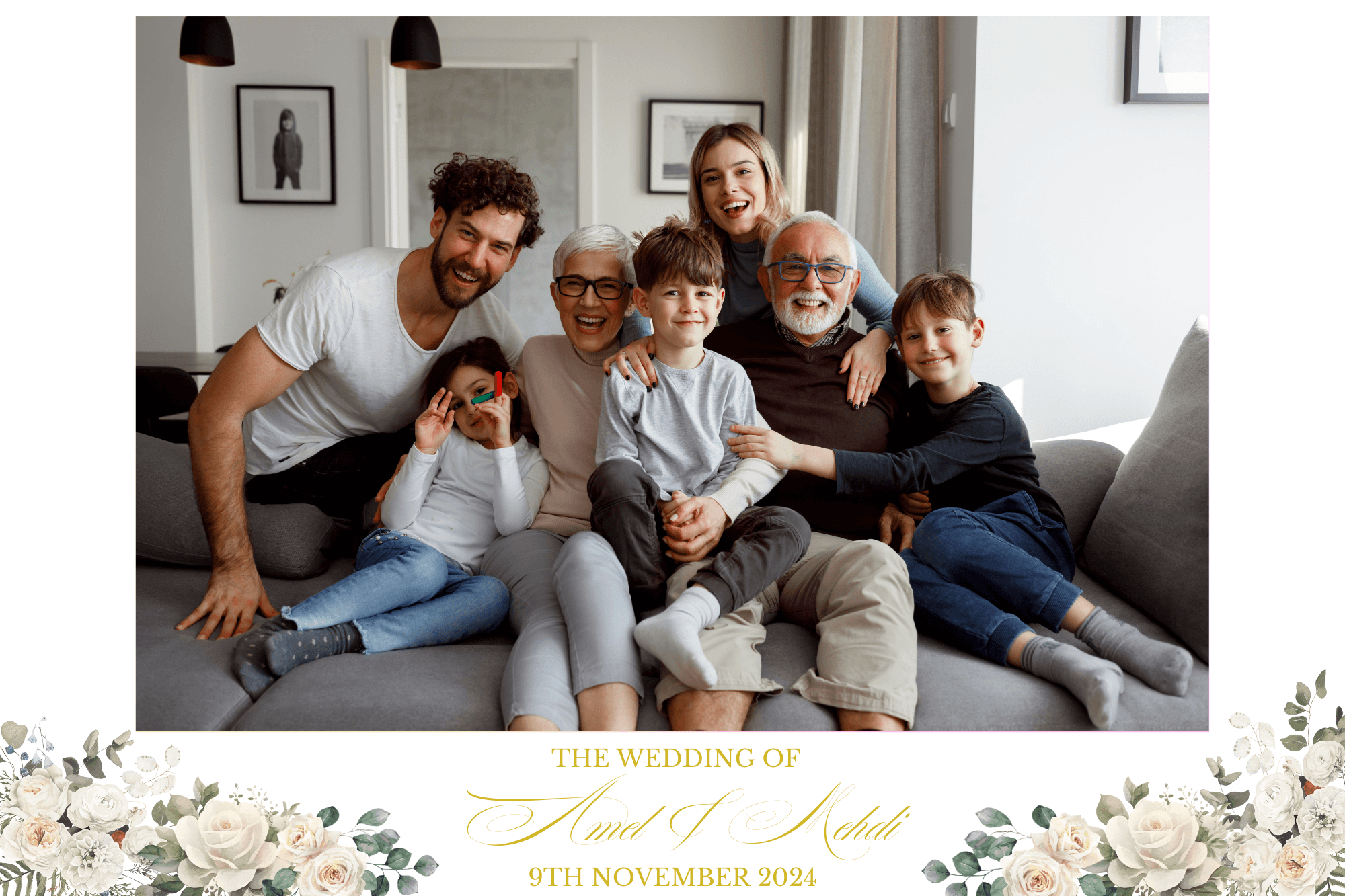 Photo Booth pour un anniversaire - Groupe d'amis posant avec des accessoires festifs